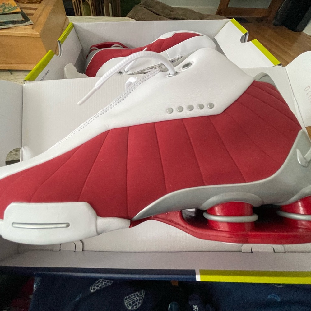 Men’s size 11.5 Nike Shox BB4
White/metallic silver
Red.